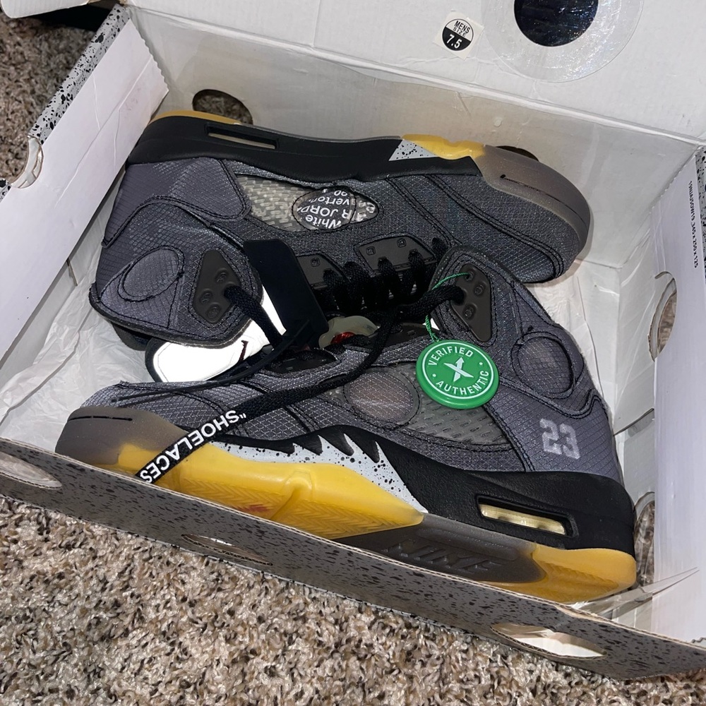 OFF-WHITE x NIKE Air Jordan Sneakers
